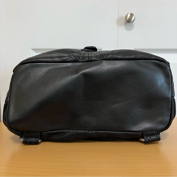 Kenneth Cole Black Leather Backpack Turnlock Buckle Details - Picture 9 of 14